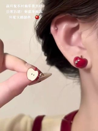 敲可爱的AB款不对称苹果耳钉,日常百搭 佩戴率极高!,阔阔爱爱的被拿捏了#这也太好看了 #耳饰 #耳饰耳钉气质百搭 #苹果耳钉