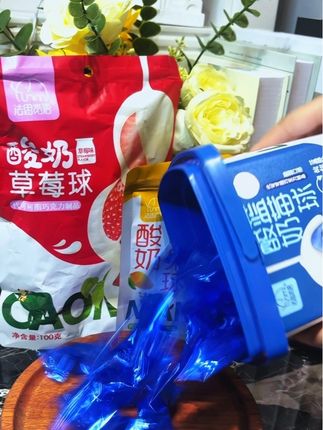 家人们还没尝过的赶紧下手吧、。每一颗酸奶球都裹着一层浓郁的酸奶外衣,酸酸甜甜的味道,还是桶装的颜值真的高 一桶满满当当的 而且每个都是独立包装 外面是酸奶 里面是山楂和蓝莓的夹心 真的好吃又解馋把这美味的酸奶球带回家吧!#零食界也有自己的奢侈品 #零食对我下手了 #快来一起尝个鲜 #追剧小零食 #休闲零食