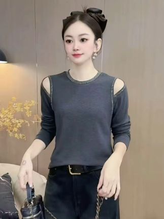 【韩紫朵 】2025早秋款圆领烫钻漏肩拼接长袖上衣8922#高级感穿搭#长袖t恤#显瘦穿搭 #洋气减龄 #谁穿谁好看@DOU+上热门 @DOU+好生意 @DOU+小助手 @抖音创作小助手
