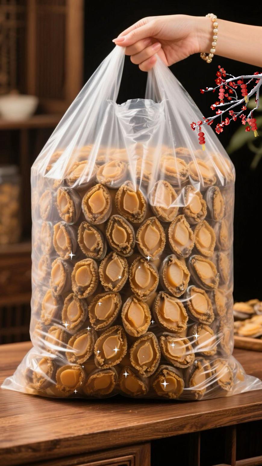 如果你也喜欢吃鲍 鱼,来试试我们家的鲍 鱼干吧,只需清水浸泡四十八小时至两倍大,不管是做 鸭肉、鲍、鱼汤,还是红烧鲍 鱼,q弹鲜美又有嚼劲,米饭都要多吃。