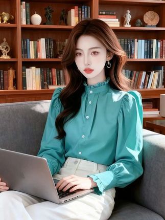 2025春 | 一眼沦陷的蓝色立领衬衫 姐妹们,2025春季不能错过这件蓝色立领衬衫!轻奢调调,满满高级感。 立领设计独特又别致,减龄还洋气。穿上它,轻松美出新高度~ #2025春季新款 #蓝色立领衬衫 #高级感小衫 #减龄洋气 #通勤搭配