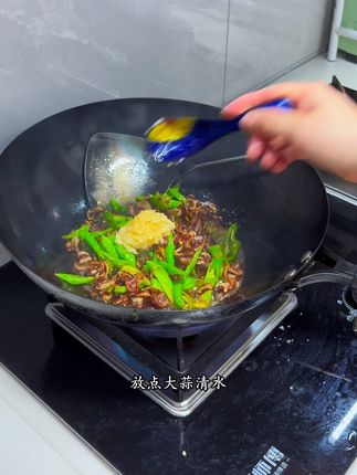 #下饭菜 吃一次就会无限次回购的腊脆骨,越嚼越香,真的太好吃了,还没有吃过的姐妹们一定要试试。#下饭菜 #日常做饭 #下饭神器 #越吃越想吃 @团团不是狗