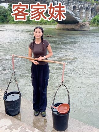 再不下雨就得天天挑水淋菜 谈恋爱吗?只要你能接过我的水桶,我就考虑要不要跟你处对象#我的农村生活 #乡愁记忆 #乡村守护人 #客家人 #童年的记忆