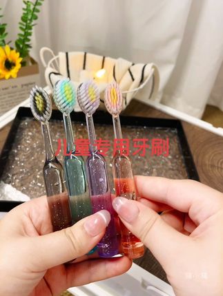 孩子的牙刷不仅要选好用的,还要选好看的,在帮孩子更好的清洁牙齿同时还得吸引孩子主动刷牙,这款牙刷就满足了这两点,山型凸面牙刷,更好的清洁牙缝,亮闪闪的手柄太爱了,刷到的赶紧给孩子入手哦#好物推荐🔥 #牙刷