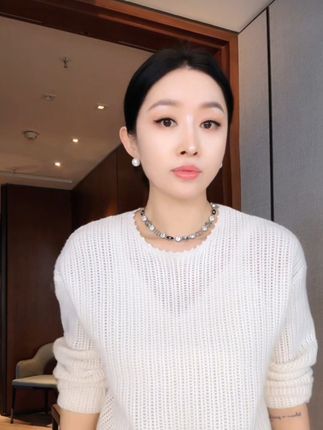 秋款新品,触感细腻,保暖而不失轻盈,在这个充满氛围感的秋天里感受美好🍁🍁🍁#优雅气质 #简约穿搭   #高级穿搭