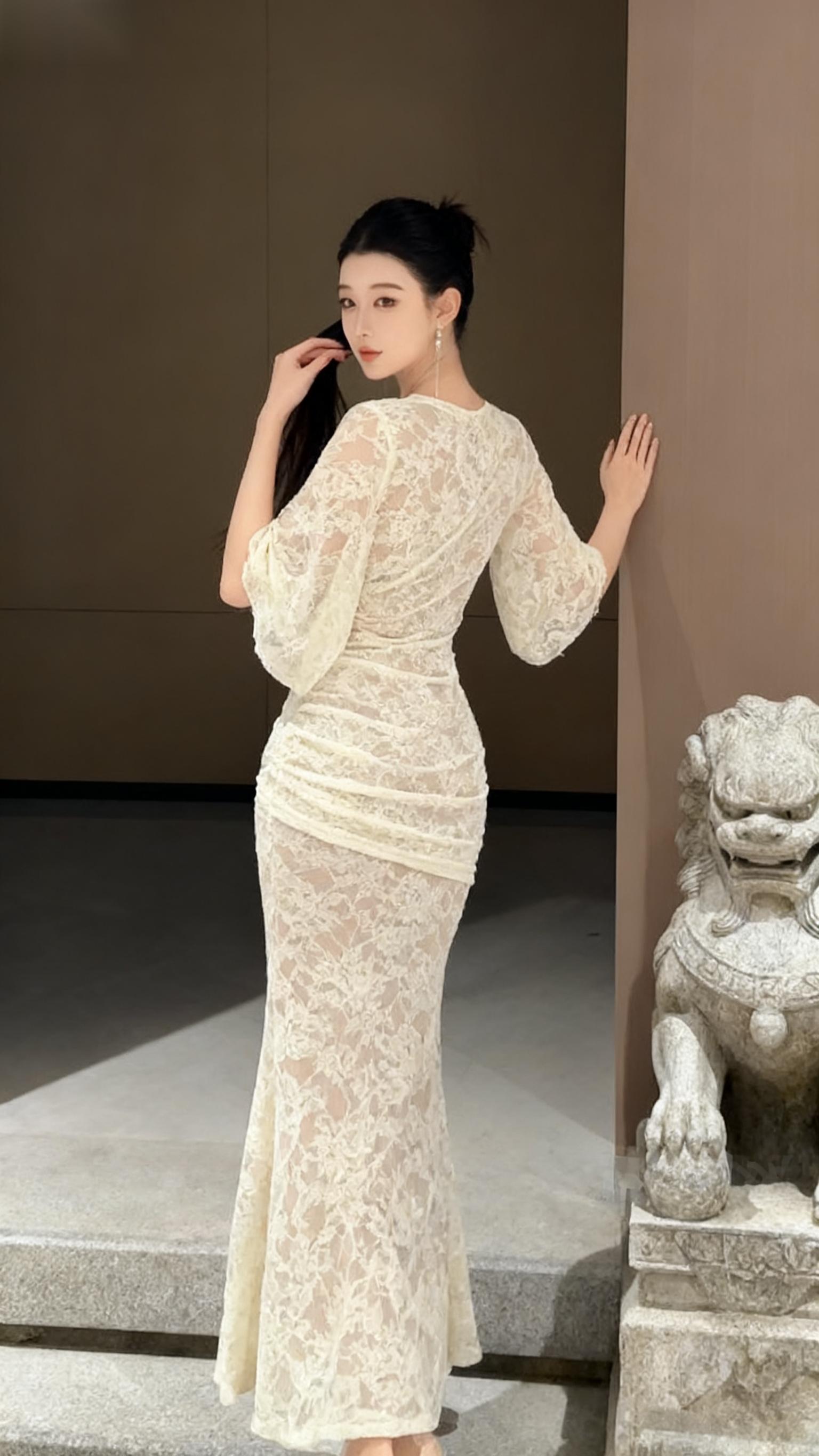 《老药箱的标签》 林溪的外婆有个药箱,标签写着 “阿伟的药”。外婆说:“你外公年轻时在工地受伤,我就备着这些药,后来他走了,我还是每天整理药箱,像他还在一样。” 药箱最底层,放着外公的旧手帕,上面绣着 “阿伟爱阿珍”,是外婆的名字。