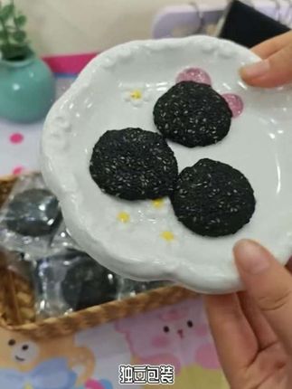 口真五黑黑芝麻薄脆饼,五黑食材加持,黑芝麻香浓。薄脆如纸,咸香适口,无蔗糖更健康,独立包装,随时随地补充能量。#薄脆饼#五黑薄脆饼#营养健康