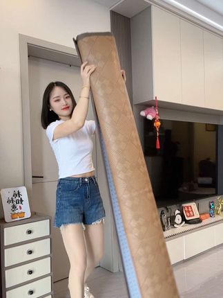 谁懂啊,这种凉席铺地上这么舒服,多功能的,既可以当爬行垫,床垫,还能打地铺,凉而不冰软软的踩屎感,睡着凉快又得劲!#凉席#居家好物#凉席地垫