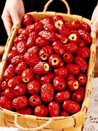 宝子们,一定要尝尝新疆无核红枣!这种红枣来自新疆,得天独厚的环境造就了它的美味。无核设计吃起来超级方便,每一颗红枣都饱满红润,仿佛在诉说着新疆的阳光与热情。口感香甜软糯,无论是直接吃,还是用来煮粥、煲汤,都能带来满满的甜蜜与营养!#无核红枣 #红枣 #新疆红枣 #超便宜超划算 #红枣桂圆枸杞茶