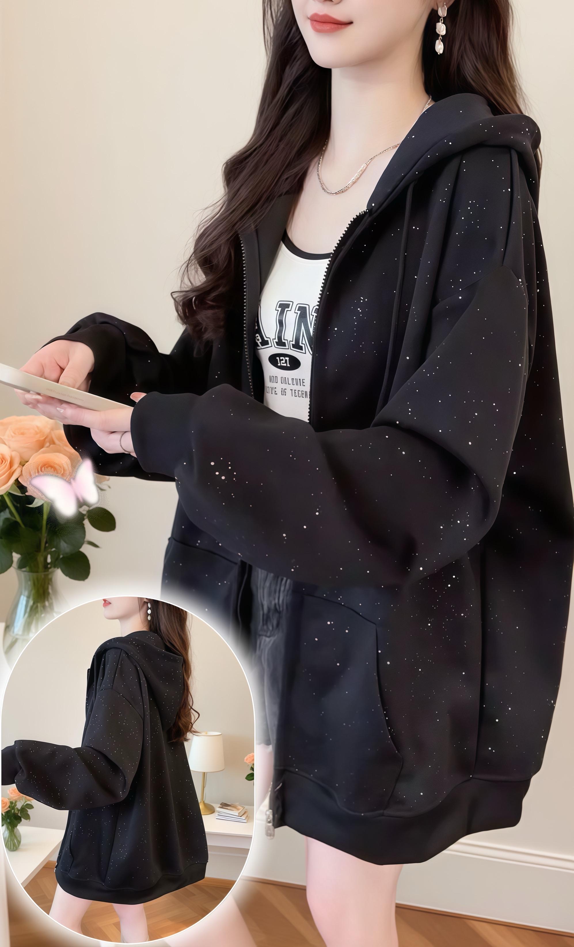 这件大码亮闪闪卫衣真的太懂微胖女孩了! 春秋季节穿刚刚好,薄款设计一点不臃肿。韩版宽松的版型完美藏住小肉肉,满天星的亮片细节让你在人群里低调又亮眼。 无论是搭配牛仔裤还是运动裤都超好看,随便一套就是慵懒又时髦的感觉,闭眼入都不会错!#ootd穿搭 #显瘦穿搭 #大码女装 #秋冬穿搭 #被秋日氛围感穿搭拿捏了