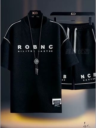 夏天不爱穿短裤的男生就试试这套冰丝套装吧,上身真的太舒服了,它是这种超薄的速干面料,出汗也不粘腻,而且怎么洗都不起球,上衣跟裤子都是一个宽松的版型,不挑身材,随便搭个帽子墨镜就能出门了,日常出门或者去运动都可以穿,喜欢的话赶紧入手一套吧!