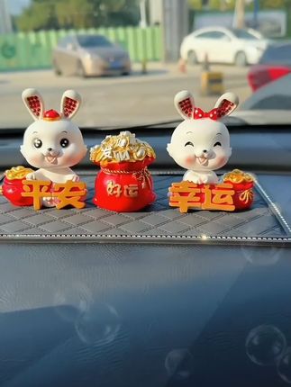摇头兔子车载摆件,摆放哪里都好看#汽车用品#汽车摆件#汽车好物#汽车