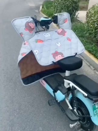 挡风被#户外#超实惠#好东西一起分享 #生活好帮手 朋友们,家里面有没有在找这种小电车专用挡风被的,像咱们这个小电车,想买一个更合适的小电车专用挡风被的,就选咱们这一款,咱们这个小黄车里边有这种双面防水布的中厚款,也有这种加绒加厚的,这种花型新出的特别漂亮。想要一个小电车合适的,咱们可以点击下方小黄车直接选购。实惠又好用,需要的朋友们赶紧安排起来吧哈