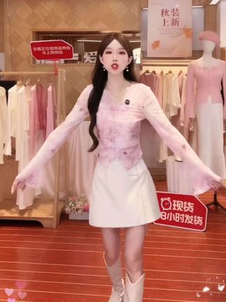 #孟子义芭比粉版莎士比哑 #徐璐琥珀系亮片裙贵气满满 #和周也学秋日穿搭保暖造型 #全抖音都在仿热巴琥珀系造型 #强烈推荐