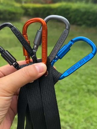 电动车挂钩 在电动车上安装这种合金材质的挂钩,按压式卡扣设计,自动闭合,旋转上锁,不怕东西掉落了。绑带设计,只需一穿,安装简单,不仅防滑,还承重力强。#好物推荐🔥 #实用好物 #