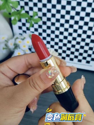 女人可以不化妆,但一定要去涂一个口红,换季嘴唇干燥起皮,就用这款变色润唇膏,上唇粉嘟嘟,滋润又好看#唇膏#变色唇膏#润唇膏##变色润唇膏##口红