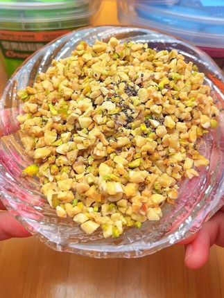 就这个知味轩坚果粒粒脆,真的好好吃!!直 接吃,绊酸奶或者搭配冰淇淋都绝了!#知味轩坚果#坚果酥 #多吃坚果#坚果脆