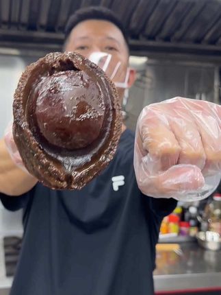 宴席C位预定!南非深海鲍配秘制鲍汁,奢香四溢,尊贵感从第一口炸裂!#宴请#送礼#牧渔人家#南非鲍#私厨秘制