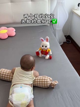 宝宝满月娃他爸就给宝安排了这个小兔子玩具 ,现在头抬的很好,宝宝也喜欢#宝宝玩具 #练抬头玩具 #哄娃神器 解放双手#宝妈带娃 #宝宝成长记