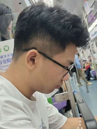 逃荒似的大学生回来了,画风裂开,自来卷毛狂放不羁,胡子拉碴毫无形象。妈养vs自己养,这区别简直不要太大,一个月前离家精神小伙,一个月后回家神经小伙。刺激的是堵车误高铁,检票口排队人山人海,好不容易到他了,停止检票。还有更绝望的,打开购票页面当日全部售罄,原地崩溃。不甘心啊,于是疯狂刷新,终于候补到一张,立刻改签,高铁站里等了三个半小时,上车,一路骂骂咧咧的总算回到深圳😂#记录真实生活 #国庆假期 #大学生哪有不疯的