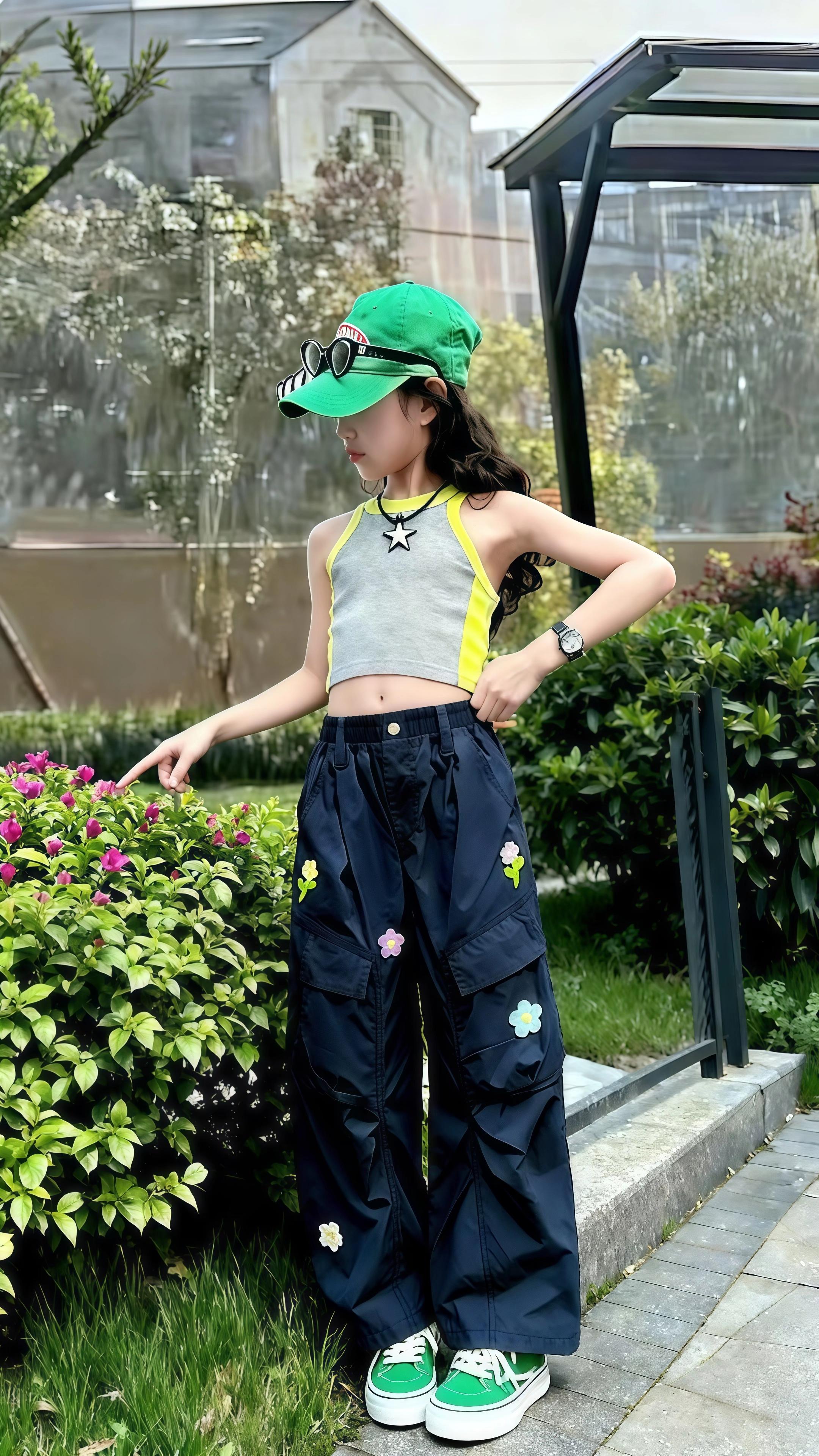 女童洋气休闲工装裤。#早秋穿搭三分钟出门不是梦 #秋天不露腿穿搭#工装裤穿搭 #高品质童装 #酷女孩穿搭 @抖加🔥上热门🔥dou+🔥热点宝