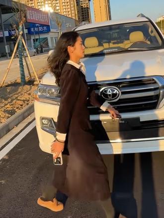 #上热门 虽然不是什么好车,但能让父母抬起头,这就是买车的意义,#丰田酷路泽 #陆地巡洋舰5700 #中国丰田兰德酷路泽 #上热门🔥 @丰田霸道酷路泽雷克萨斯 @抖音创作小助手