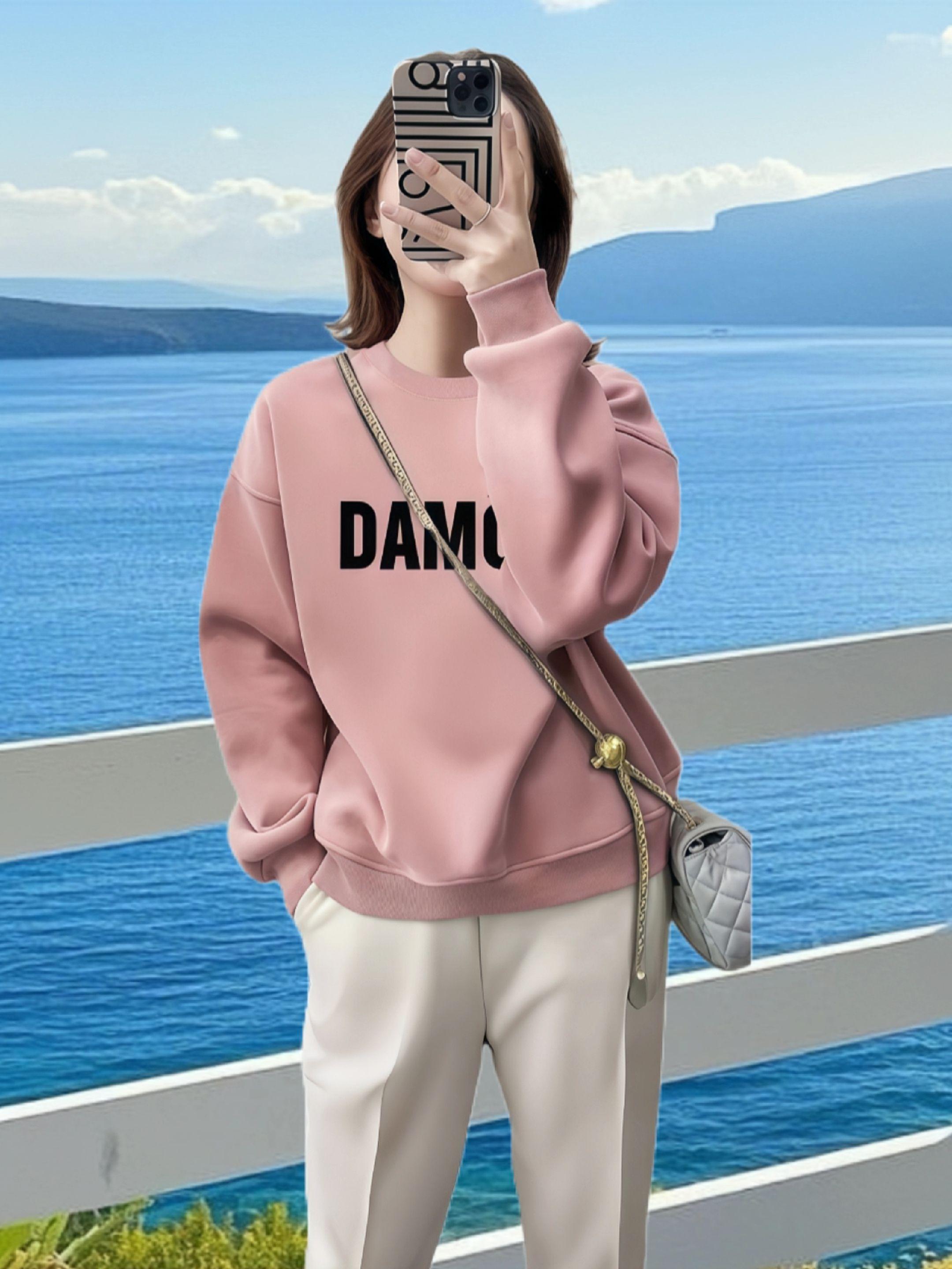 这件休闲卫衣,把“好看”和“显瘦”两个优势完美组合! 谁穿谁被夸的宝藏款,颜值和显瘦力双在线~ 好看得刚刚好:不是夸张设计,是那种日常穿也亮眼的款,颜色温柔显白,版型带点小腔调,随便搭条裤子都像精心打扮过,通勤遛弯都吸睛 显瘦藏肉太绝了:宽松但不拖沓的版型超懂女生!拜拜肉、小肚腩、宽肩膀全遮住,微胖姐妹穿也超有底气,自信感直接拉满 舒服到不想脱:软乎乎的面料贴身穿不扎,活动起来完全没束缚,一件承包你大半的休闲穿搭,怎么穿都好看,闭眼入都不亏~#休闲百搭 #卫衣 #小个子穿搭 #显瘦穿搭 #不挑身材不挑年龄