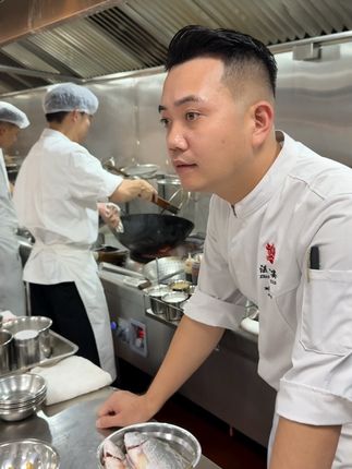 做为一个粤菜厨师,我们老板尊重食材,追求本味,严谨认真,注重细节。不是在后厨研发菜品,就是前厅跟踪服务客人。#麦石龙 #认真的男人最有魅力