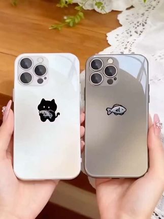 猫抱小鱼干的壳好可爱 这情侣款小图案太对味#猫咪小鱼干情侣壳 #小众创意手机壳 #可爱情侣配件