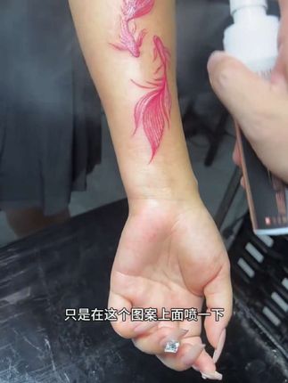 宝子们纹身后的福音来啦🎉墨纹士抑菌液超厉害! 它能强效抑菌,像金黄色葡萄球菌等病菌都别想兴风作浪,给纹身创面稳稳守护。还添加洋甘菊、芦荟等天然成分,能舒缓肌肤,减轻红肿瘙痒。更牛的是,能加速皮肤细胞修复,让纹身愈合快,早早秀出美美的纹身。 纹身后喷一喷,轻松搞定护理难题,纹身党必备哦! #墨纹士抑菌液 #纹身护理 #强效抑菌 #加速愈合