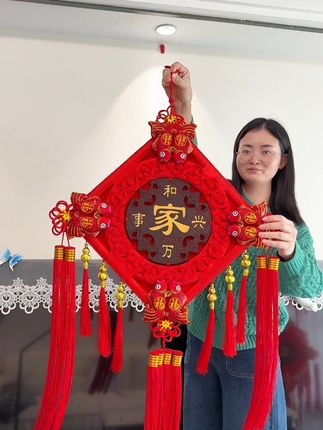 红色挂件还得是手工编的更好看,挂在家里喜庆温馨又大气,一套还可以挂很多年#纯手工编制 #中国结 #桃木中国结 #喜庆用品 #乔迁新居