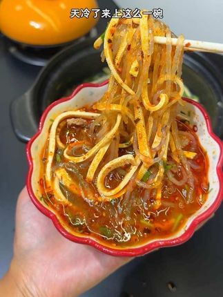 以后想吃兰州拉面,不用再出去买了,在家就能轻松搞定。首先准备这个兰州拉面汤料,然后加入清水煮沸,接着放入喜欢吃的配菜和自己做的面条,一碗美味的兰州拉面就做好了#兰州拉面 #汤料