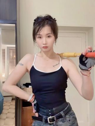 女生穿束腰是真的很好看,身材比例一下子就出来了,腰线也明显了,但一定要选这种轻薄透气、穿戴方便的,穿上不仅好看,而且很舒服,平时出门也可以穿,你们也赶紧去试试吧。#今日分享 #束腰带