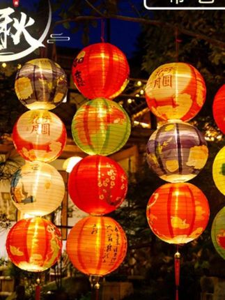 今年中秋节就流行这种布艺的灯笼,他这个是绸缎布艺的,然后里面是钢丝的骨条。#好物分享#今日推荐#日常分享 #中秋节装饰