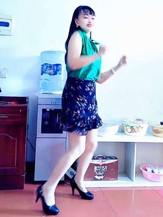 如果说听音乐是一种享受,那跳舞便是一种快乐,无论你开不开心,忙碌的一天都即将过去,不如跟着音乐的节奏,舞出属于自己的精彩,让生活更加甜美多姿!#动感十足 #音乐 #跟着节奏嗨起来 @抖音小助手