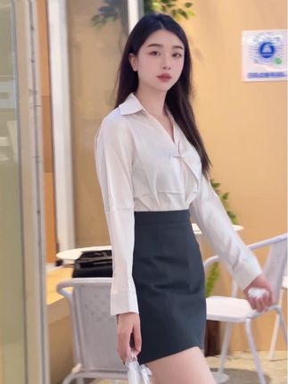 捧着热奶茶的32岁,美在不刻意的舒展,这样自带温度的气场,什么样的大叔才能与之并肩,读懂这份岁月馈赠的从容?#强烈推荐 #街拍 #爱喝酒 #男人 #喜欢就关注我吧 @DOU+上热门