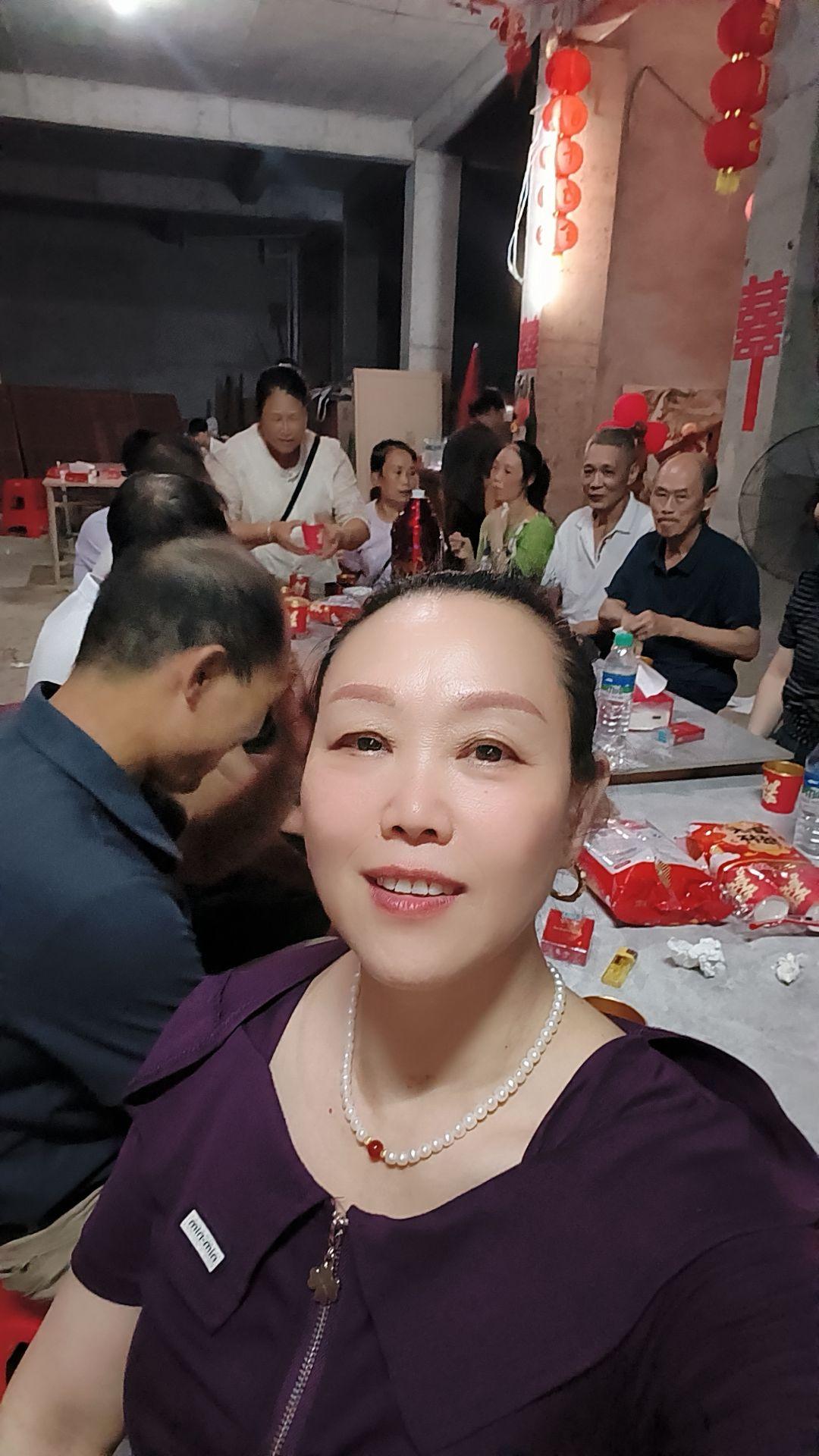 一大家人在一起喝茶的感觉就是这么开心。相亲相爱的一家人在一起喝茶就是开心,难得趣那么齐