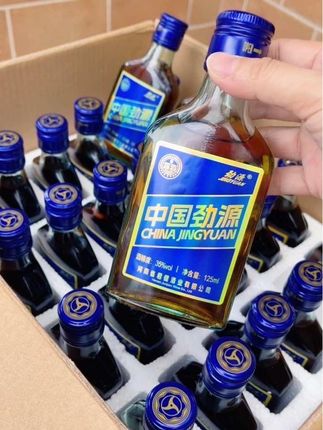 好酒推荐~中国劲源蓝标露酒:小酌党必备,中国劲源35度蓝标露酒,24瓶×125ml精致小瓶装。口感醇和度数适中,便携易带,让你随时随地享受有仪式感的小酌时光!别错过了哦#好酒推荐 #好喝不贵 #送礼佳品 #好物推荐 #好东西一起分享
