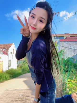 好怀念小时候,没有手机,没有游戏,没有攀比,只有鸡鸣狗叫与露天电影,九点就睡了,那时没有不开心,也没有心事,简单 充实 还快乐……#我的乡村生活 #好天气好心情 #回不去的童年