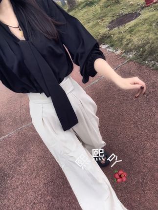 做女人可以性感,可以妖娆,可以清纯,唯独不可以平庸,如果生活踹了你很多脚,记得站起来拍拍身上的灰尘,继续走!#穿搭#气质穿搭 # 显瘦穿搭 # 秋季穿搭 #ootd穿搭