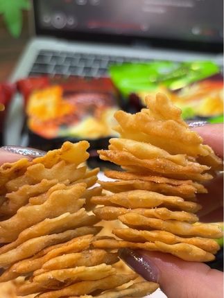 #太好吃了 #抖音美食推荐官 #太香啦 #办公室零食 零食控们!山姆君轻脆小饼干这次带来两种超满足口味:安格斯照烧牛肉味和挪威芥末鳕鱼味。15小时恒温发酵工艺,每一片都酥脆到极致!牛肉味添加14%牛肉粉,鳕鱼味含20%鳕鱼粉,还有丹麦芝士粉的香浓。独立包装方便分享,开袋即食,比薯片更香更脆。无论是下午茶还是休闲时光,都能给你带来不一样的味蕾体验!
