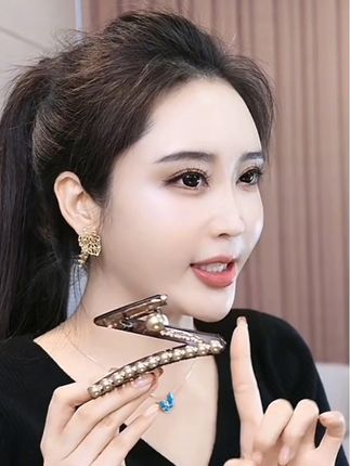 轻奢设计感Z字型珍珠大抓夹后脑勺盘发鲨鱼夹发抓夹时尚发卡发夹#时尚气质百搭 #爆款热卖中 #谁戴谁好看美出高级感 @抖音小助手