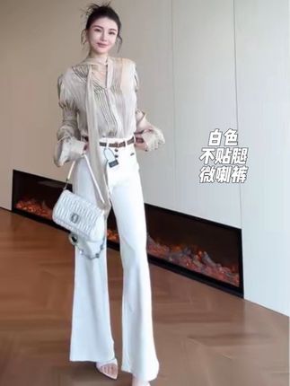 超有设计感的米白色微喇裤、不贴腿版型巨显腿直!#牛仔裤 #微喇裤 #显高显瘦显腿长 #百搭裤子