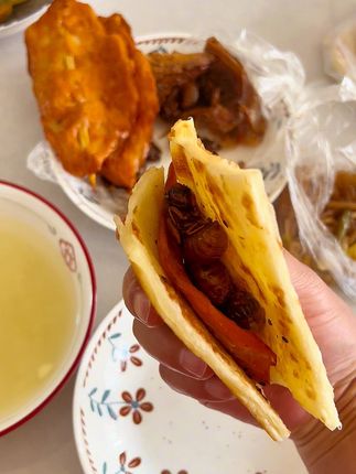肉夹馍都吃过,这个猴夹馍谁尝试过?#知了猴 #黑暗料理 #金蝉 #家乡美食 #在家做美食