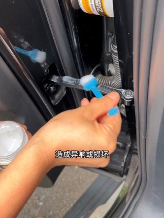 开了好几年的车,开关车门依旧保持丝滑如新,这款润滑脂涂抹在车门铰链,天窗座椅滑轨,电动后视镜等活动部件,定期养护消除异响,持久润滑#汽车好物 #汽车好物推荐 #润滑脂 #爱车养护