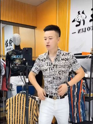 欧货夏季新款时尚潮流男士冰丝修身短袖衬衫#夏季新款 #面料柔软舒适 #穿出自己的风格 #好穿又好搭 #谁穿谁好看 @DOU+小助手