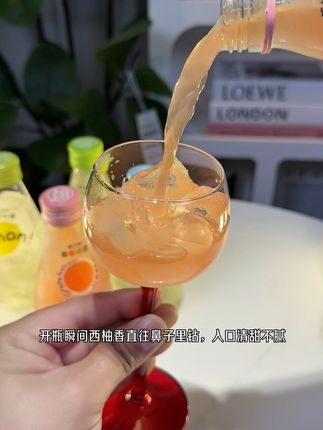谁懂啊,买果小酒送的高脚杯也太好看了,有柠檬酒、青提酒、红西柚酒、蜜桃酒四种口味,5件套直接抱回家,开瓶瞬间西柚香直往鼻子里钻,入口清甜不腻,顺滑的口感裹着炸裂的果汁感,好喝到停不下来,这个秋天,赶紧约上小姐妹一起喝!#女生必备 #果小酒 #微醺快乐水 #酒蒙子的日常#好物推荐🔥