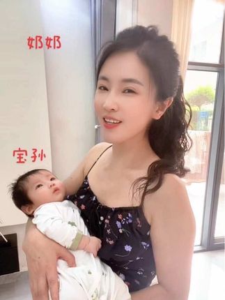 手心有你,奶奶满眼里都是你,看见你我就满心欢喜#隔辈亲#80后奶奶带娃 #幼崽成长