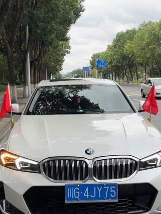 两面插旗,身份是迷,对吗?同志#红旗 #五星红旗迎风飘扬 #热爱祖国