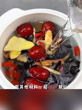俗话说,男子不可三日无酒,女子不可一日无阿胶。很多人不知道,阿胶是天然的碱性食物,常吃特别好。它是精选优质驴皮,加上多种草本,经过十八道古法工序熬制而成#阿胶